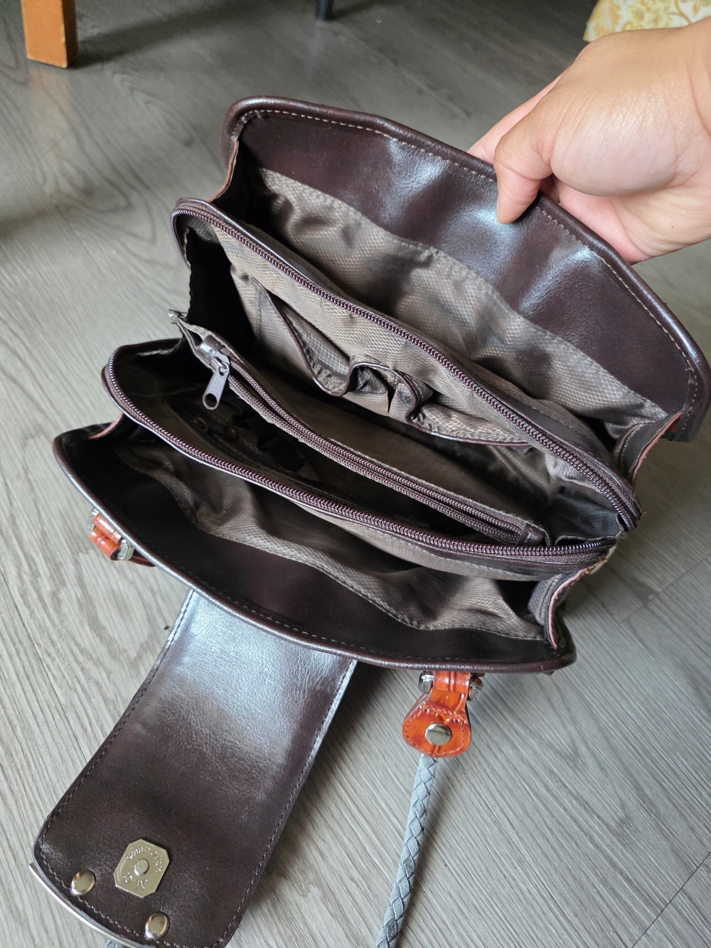 "Bolso M.C. vintage style with multiple compartments and heart detail" - Picture 10 of 10